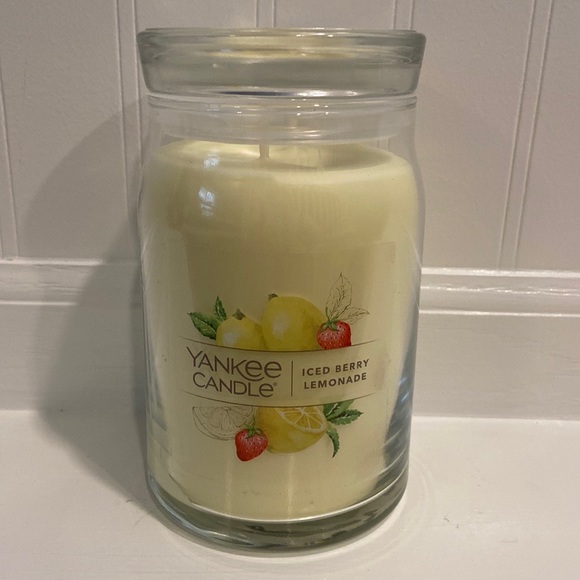 Yankee Candle ‘Iced Berry Lemonade’ 🍋 candle 🕯
Brand New!!
2 wicks!